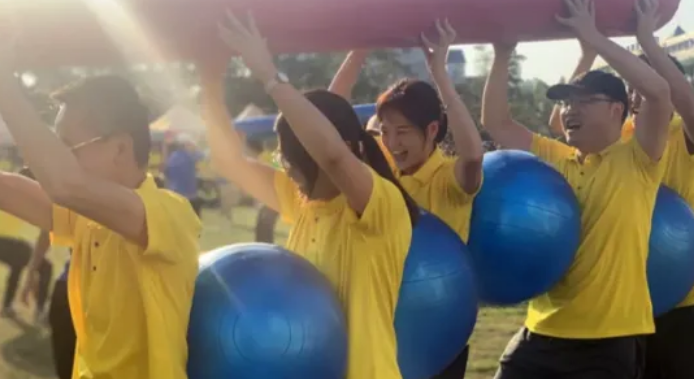 企業(yè)拓展訓(xùn)練點(diǎn)燃團(tuán)隊(duì)激情，共創(chuàng)輝煌未來(lái)！