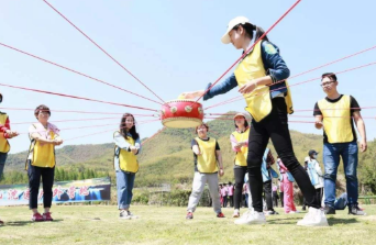 戶外拓展訓(xùn)練之擊鼓顛球活動