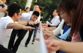 長沙拓展訓(xùn)練游戲——齊眉棍