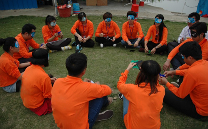 定期組織拓展訓(xùn)練，形式新穎的活動項目